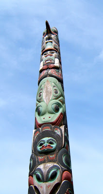 totem pole with beak