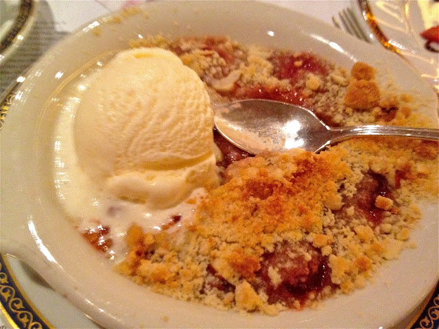 Strawberry fruit crisp with vanilla ice cream