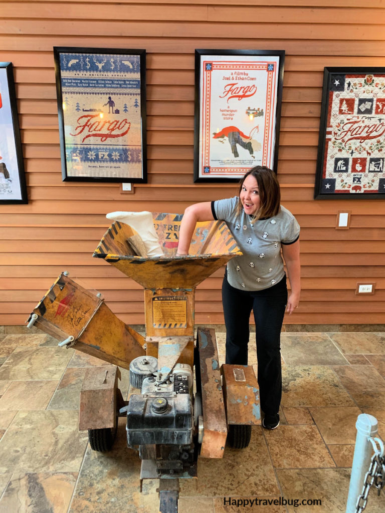 woman sticking her arm in the wood chipper from the movie Fargo